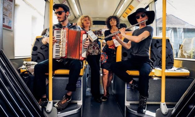 Dans le tram de Mulhouse : la gratuité en musique avec le Collectif des Tickets Jaunes