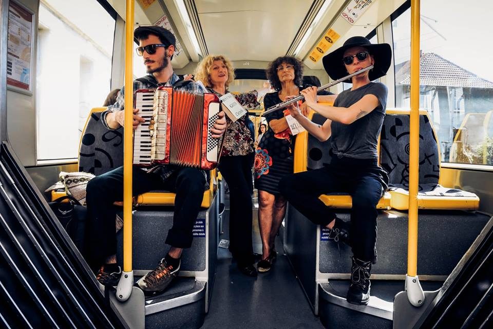 Dans le tram de Mulhouse : la gratuité en musique avec le Collectif des Tickets Jaunes
