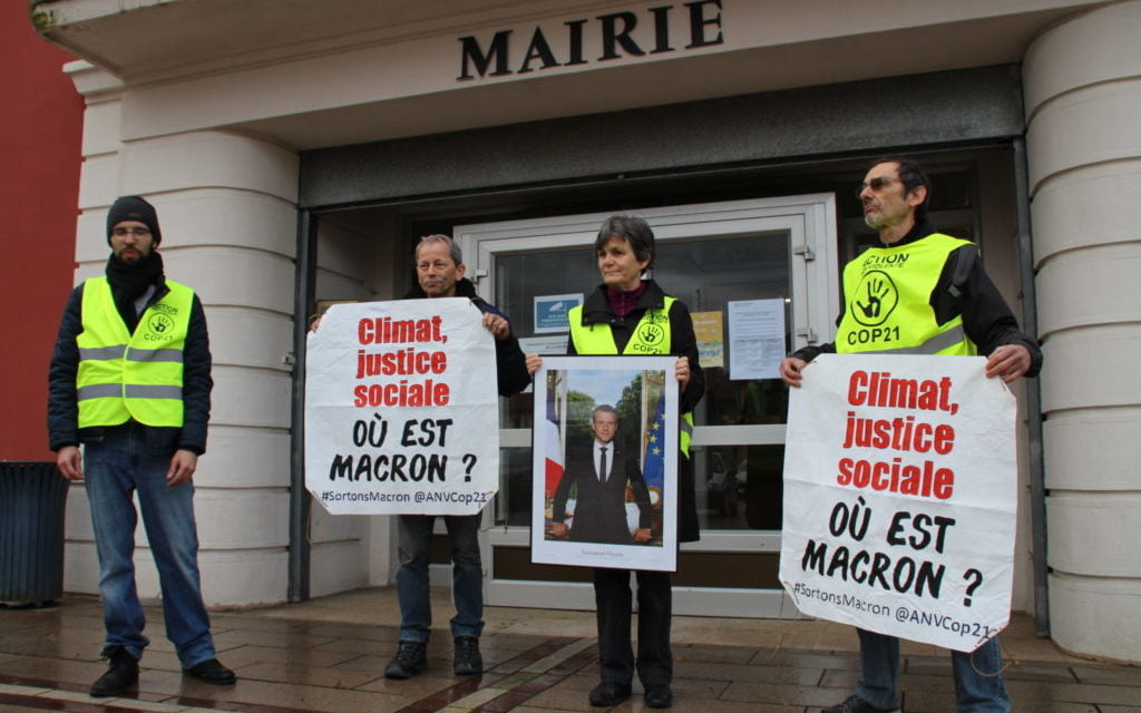 Portrait de Macron : deux décrocheurs mulhousiens devant le juge
