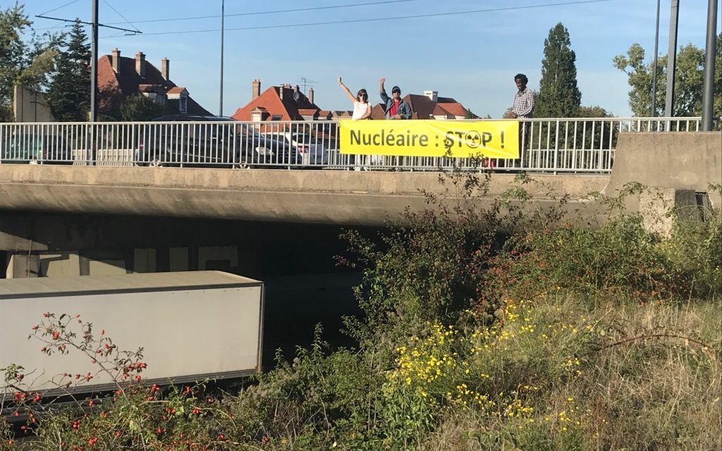 Des banderoles suspendues sur le pont de Mulhouse Bourztwiller contre la peste et le choléra !
