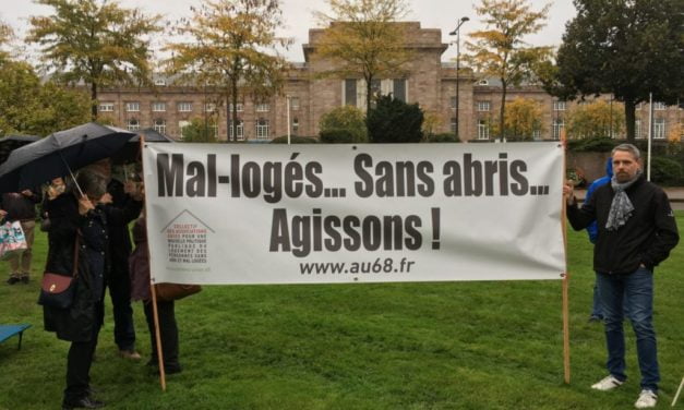 Un collectif d&rsquo;associations installe des lits de camp devant la sous-préfecture de Mulhouse