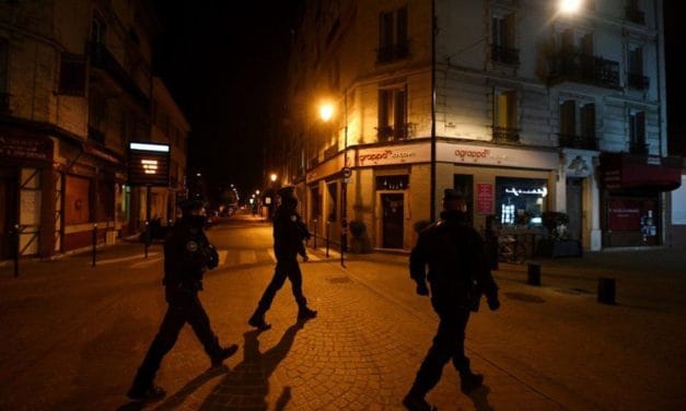 Après la « guerre » au virus et le « couvre-feu » : comment les « bouffons » impriment leur tyrannie