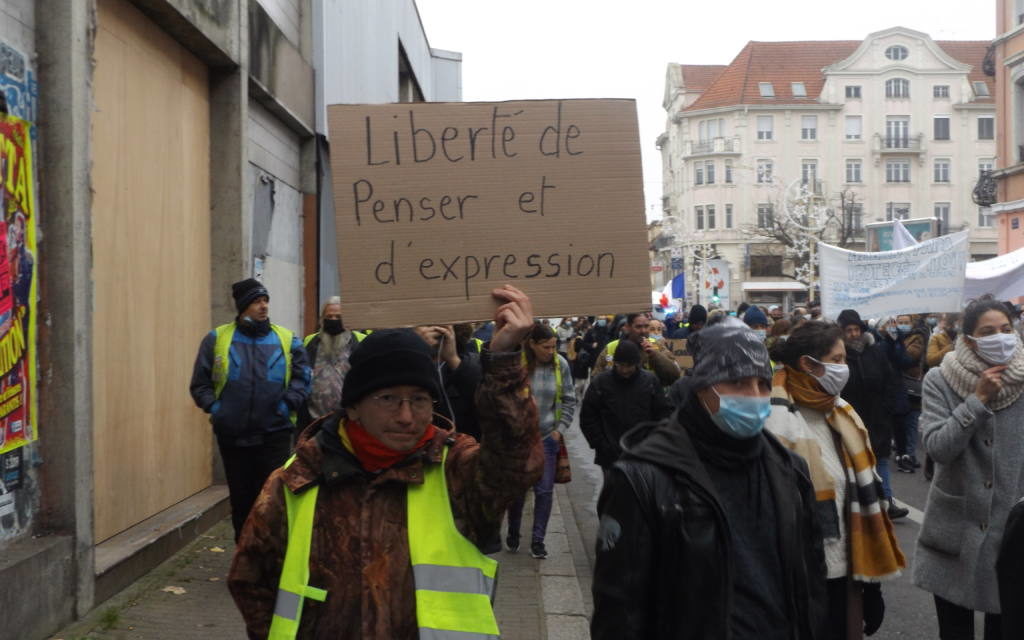 Manifestation hétéroclite pour la dignité et les libertés à Mulhouse