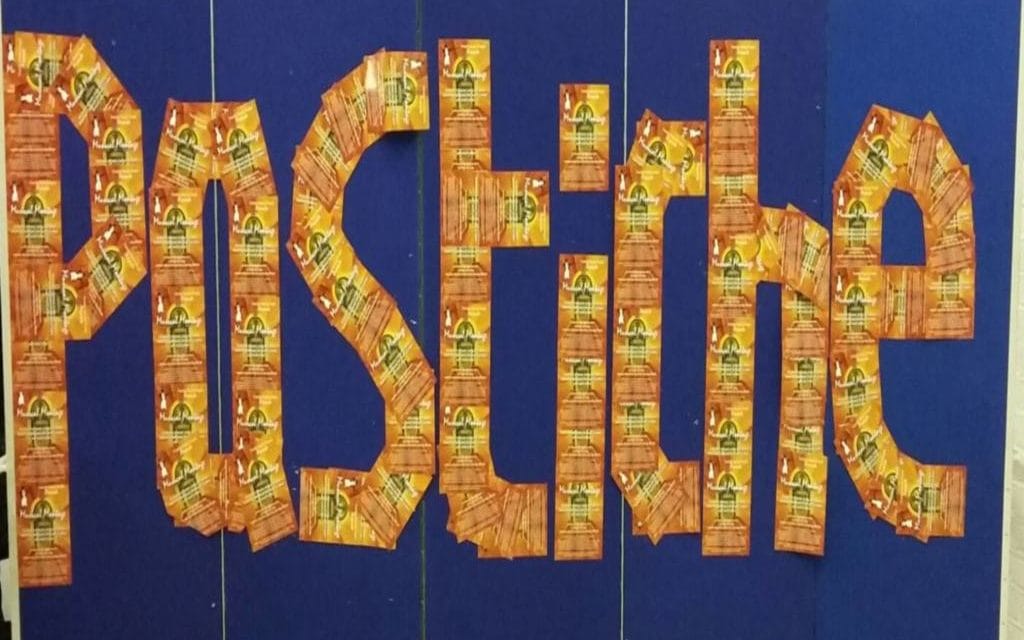 Bon dimanche en famille (nucléaire). Au menu : un couplet populaire sans geste barrière, et sa tragédie virale à moins de 100 balles (mais en alexandrins)