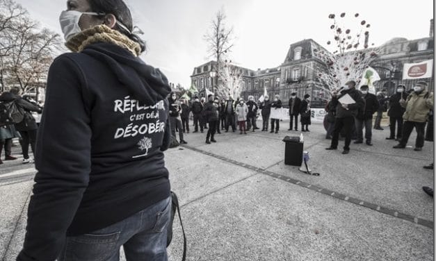 Rassemblement devant la préfecture de Colmar contre le maintien du projet Eurovia 16, suspecté d&rsquo;être conçu sur mesure pour Amazon