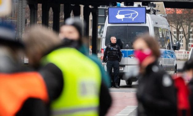 Covid-19 : violences antipolicières lors des contrôles du couvre-feu, sur fond de reprise en main fédérale en Allemagne