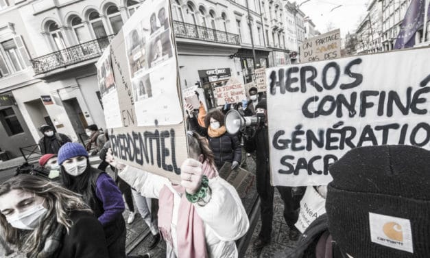 A Mulhouse, manifestation des enseignants et des jeunes lycéens ou étudiants en mode « démerdentiel »