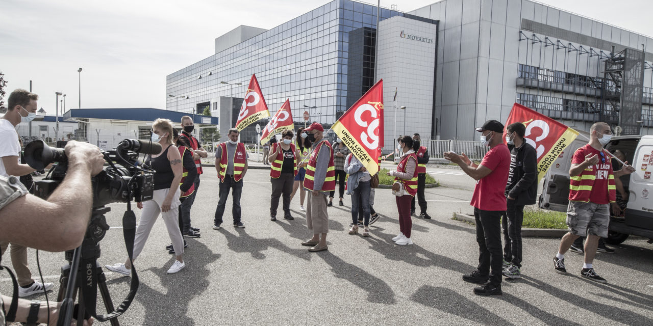 Les salariés de la société de nettoyage GSF en grève devant Novartis à Huningue