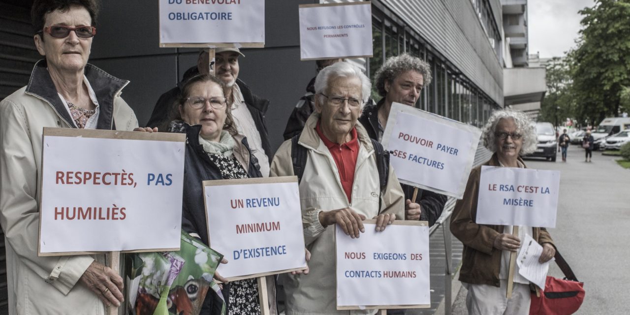 Manifestation d’associatifs et d’allocataires devant la caf de Mulhouse
