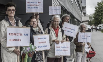 Manifestation d’associatifs et d’allocataires devant la caf de Mulhouse