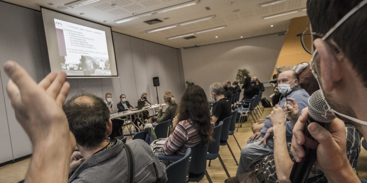 Publicité dans l’espace public : une réunion publique à Mulhouse agglomération empreinte de ferveur politique