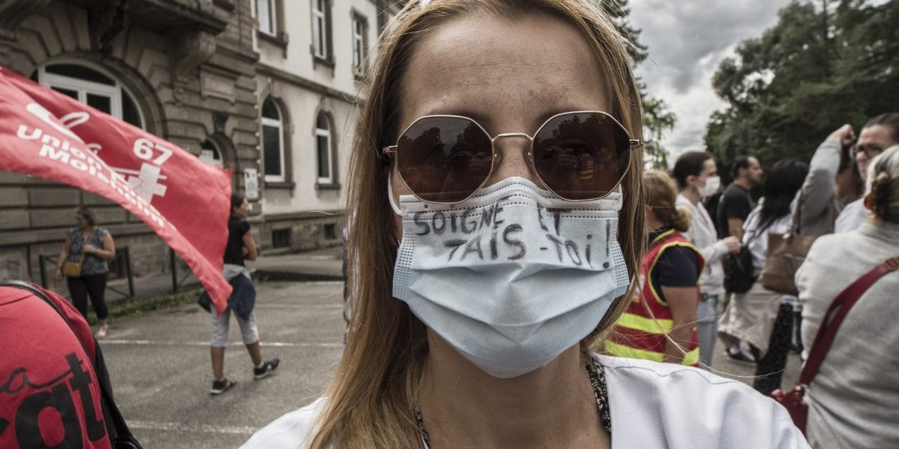 Quelques centaines de manifestants contre l&rsquo;obligation vaccinale devant le Hasenrain, siège du groupe hospitalier de Mulhouse (GHRMSA)