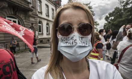 Quelques centaines de manifestants contre l’obligation vaccinale devant le Hasenrain, siège du groupe hospitalier de Mulhouse (GHRMSA)