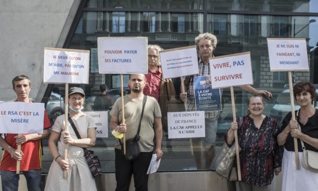 Droits sociaux : un nouveau rassemblement devant la caisse d&rsquo;allocation familiale de Mulhouse