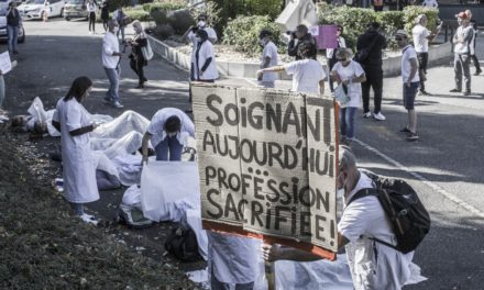 Manifestation de soignants devant le centre de réadaptation de Mulhouse