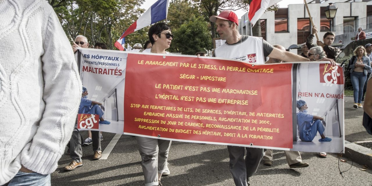 Des « masques blancs » à Mulhouse, avec les manifestants contre le pass sanitaire et la suspension des soignants