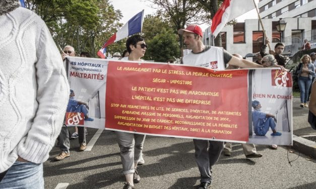 Des « masques blancs » à Mulhouse, avec les manifestants contre le pass sanitaire et la suspension des soignants