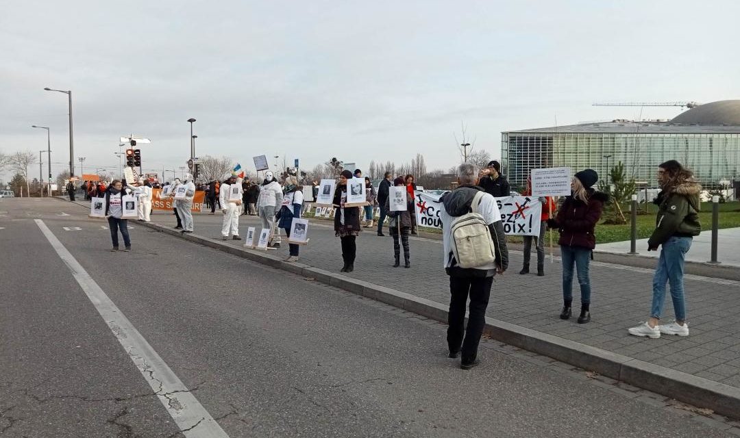 A Strasbourg, des manifestants anti passe sanitaire devant l’esplanade du Parlement européen