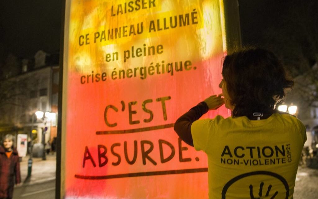 Sobriété : à Mulhouse, comme dans toute la France, des activistes éteignent des publicités lumineuses