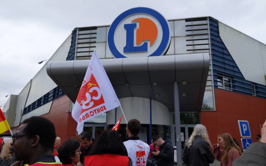 Devant Leclerc Mulhouse, une manifestation en défense d’un délégué syndical convoqué en vue de son licenciement