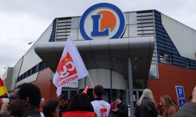 Devant Leclerc Mulhouse, une manifestation en défense d’un délégué syndical convoqué en vue de son licenciement