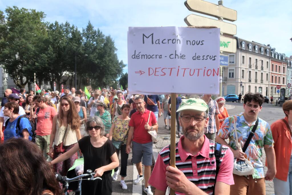 À Mulhouse, une manifestation contre le nouveau gouvernement Barnier et le mépris d’Emmanuel Macron