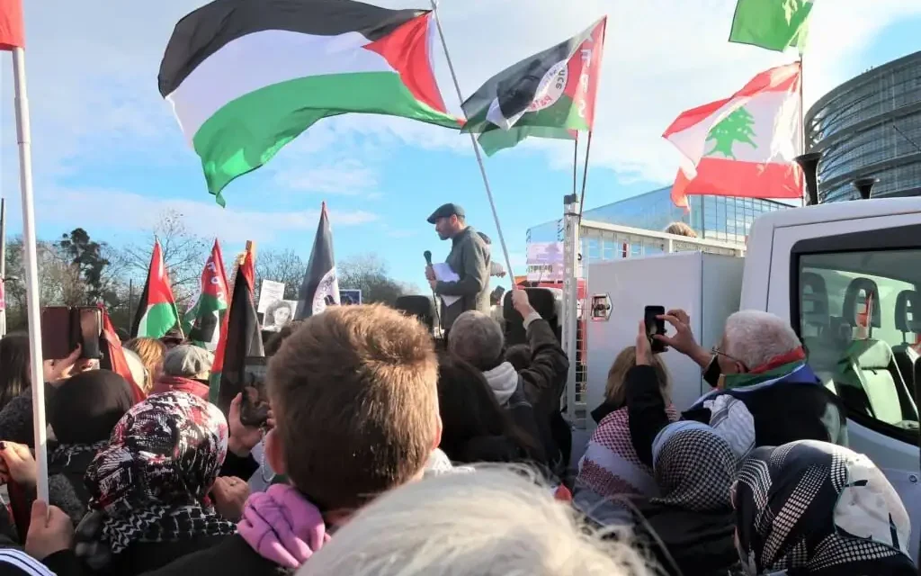 A Strasbourg plusieurs centaines de personnes en soutien à la Palestine devant le parlement européen