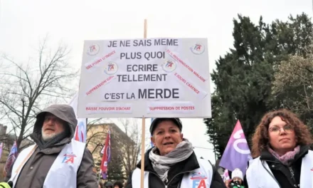 Manifestation des enseignants et fonctionnaires dans les rues de Mulhouse
