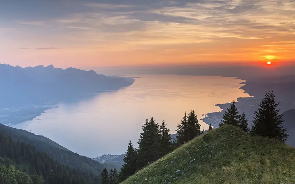 La Suisse rejette une initiative sur l&rsquo;adaptation de l&rsquo;économie à la limitation des ressources naturelles, et l' »intelligence artificielle » triomphe en France