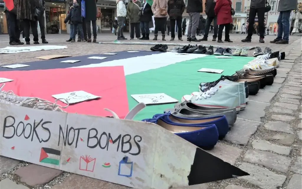 A Mulhouse, des semelles de sang contre la guerre et les morts de Gaza