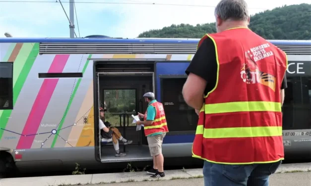 Manifestation et signature de pétition contre la fermeture des guichets SNCF à Thann et Mulhouse
