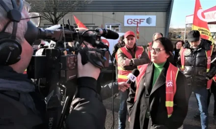 Manifestation de salariés soutenus par l&rsquo;union locale CGT devant les locaux de GSF Mulhouse