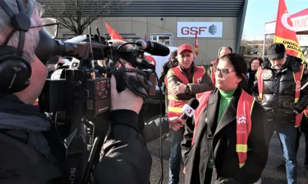 Manifestation de salariés soutenus par l&rsquo;union locale CGT devant les locaux de GSF Mulhouse