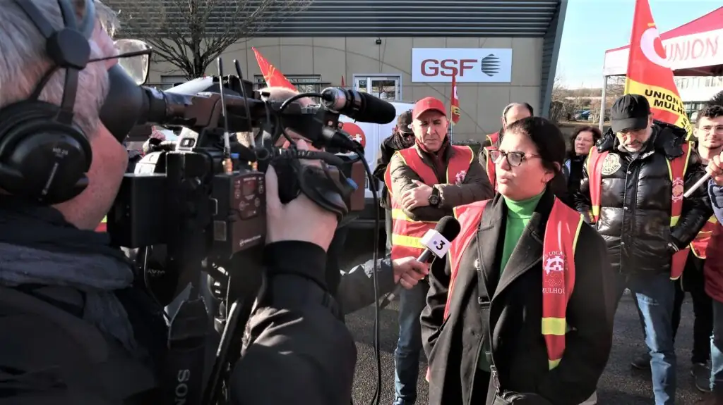 Manifestation de salariés soutenus par l&rsquo;union locale CGT devant les locaux de GSF Mulhouse