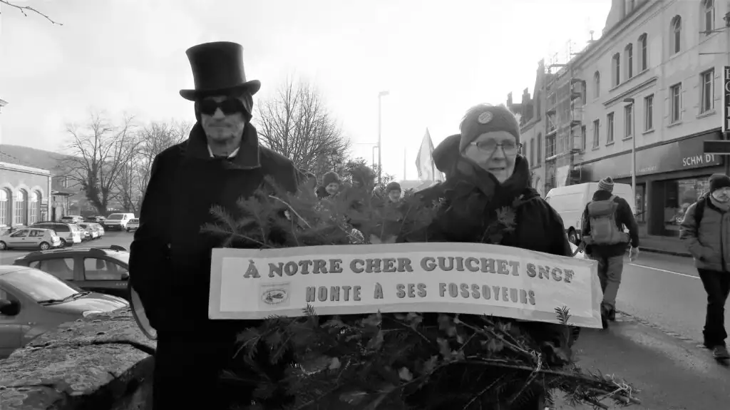 Enterrement de 3° classe après la fermeture du guichet de la gare de Thann, près de Mulhouse