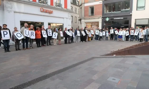 A Mulhouse, une manifestation « pour des communes accueillantes » rappelant aux futurs élus leurs pouvoirs