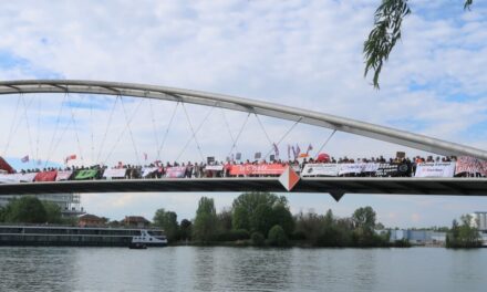 Formant une seule voix contre l&rsquo;Europe forteresse, quelques centaines de défenseurs des droits humains de France, Allemagne et Suisse, s&rsquo;unissent à Weil am Rhein