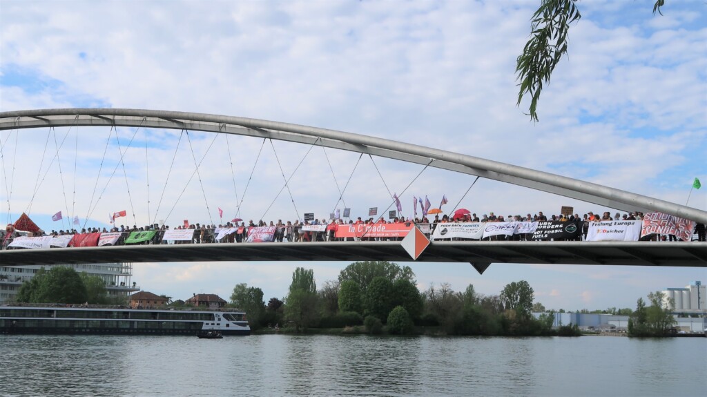 Formant une seule voix contre l&rsquo;Europe forteresse, quelques centaines de défenseurs des droits humains de France, Allemagne et Suisse, s&rsquo;unissent à Weil am Rhein