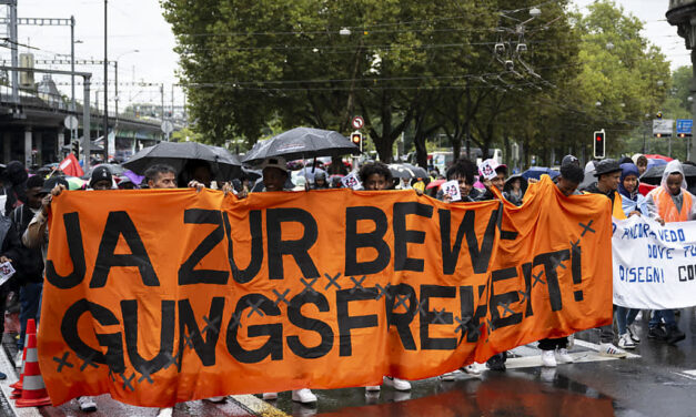 Manifestation « solidarité sans frontières » contre le pacte européen sur la migration et l&rsquo;asile