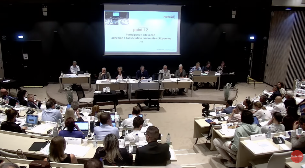 Conseil municipal de Mulhouse : l&rsquo;exécutif lance sa « fabrique des quartiers » corsetée, et relègue le jumelage palestinien aux prières à Saint Glinglin
