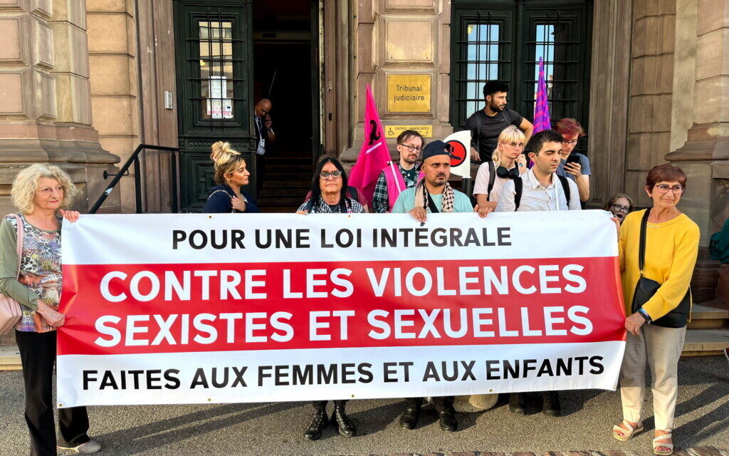 Mulhouse : une trentaine de personnes devant le tribunal judiciaire pour réclamer une loi intégrale contre les violences sexuelles