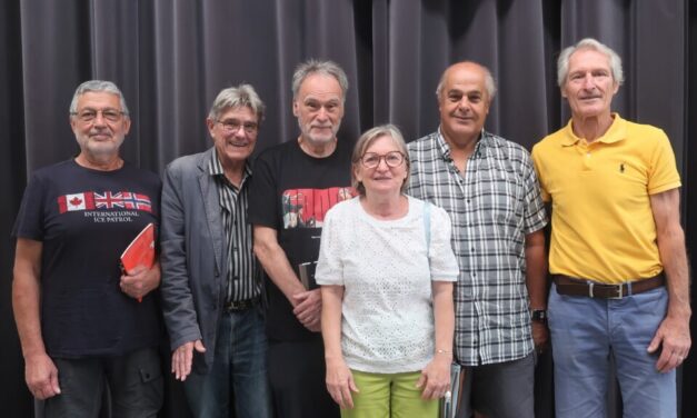 A Mulhouse, les Anciens de la SACM remettent la machine à souvenir en marche, lors d&rsquo;échanges sur une journée-type dans l&rsquo;entreprise, le 24 septembre à KM0