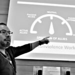 « Il n&rsquo;y a pas de petit rôle » : à Mulhouse, le militant américain Henry Cervantes inspire par son expérience de la non-violence