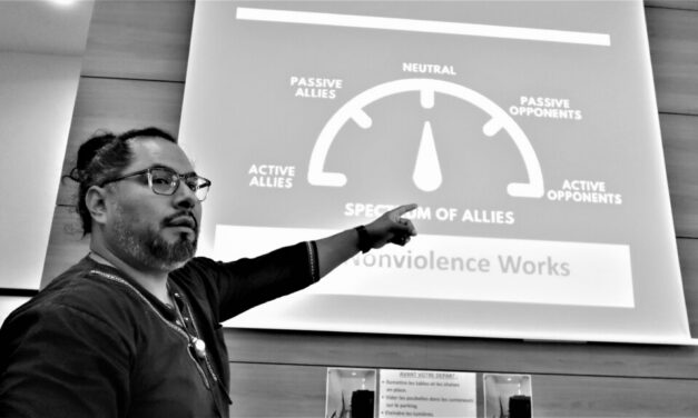 « Il n&rsquo;y a pas de petit rôle » : à Mulhouse, le militant américain Henry Cervantes inspire par son expérience de la non-violence