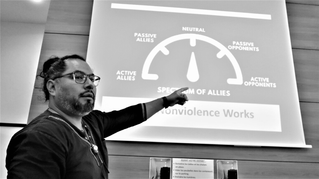 « Il n&rsquo;y a pas de petit rôle » : à Mulhouse, le militant américain Henry Cervantes inspire par son expérience de la non-violence