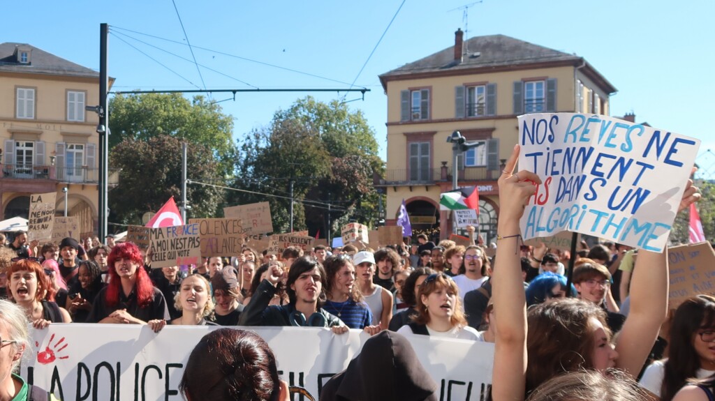 A Mulhouse, lycéens, et étudiants manifestent avec des travailleurs, pour assurer leur survie mentale et physique